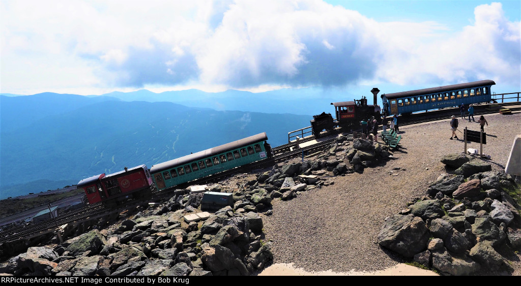 MWCR 3 (red bio diesel - Abenaki) arrives at the summit